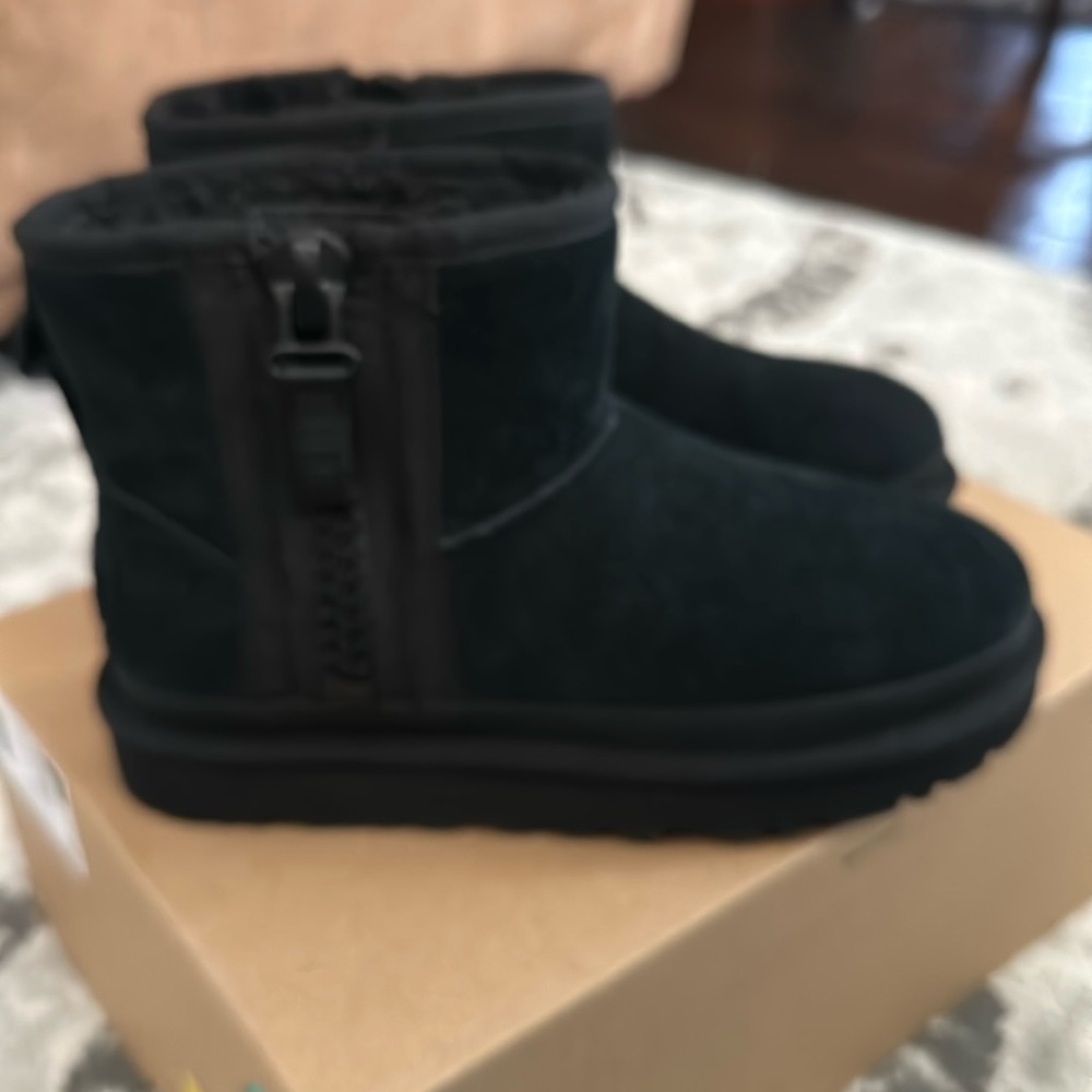 Brand new Uggs Black Leather with Classic mini Zipper Tape Logo boys size 5